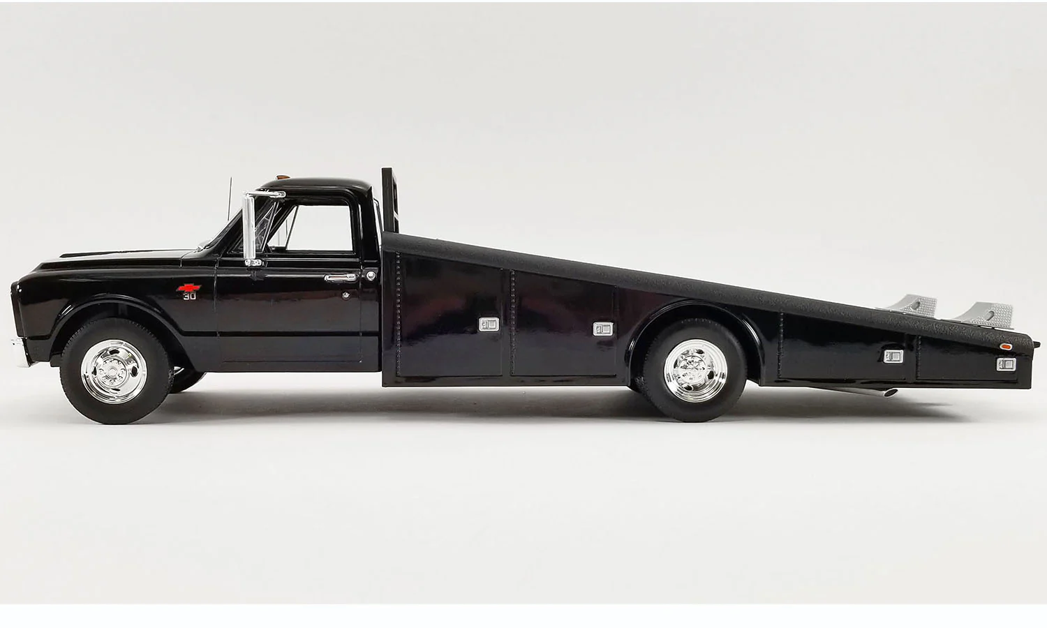 Acme 1967 Chevrolet C30 Ramp Truck Black 1:18 - Image 3