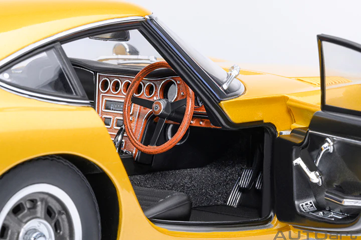 AUTOart 1967 Toyota 2000GT (Upgraded Version) Gold 1:18 - Image 10
