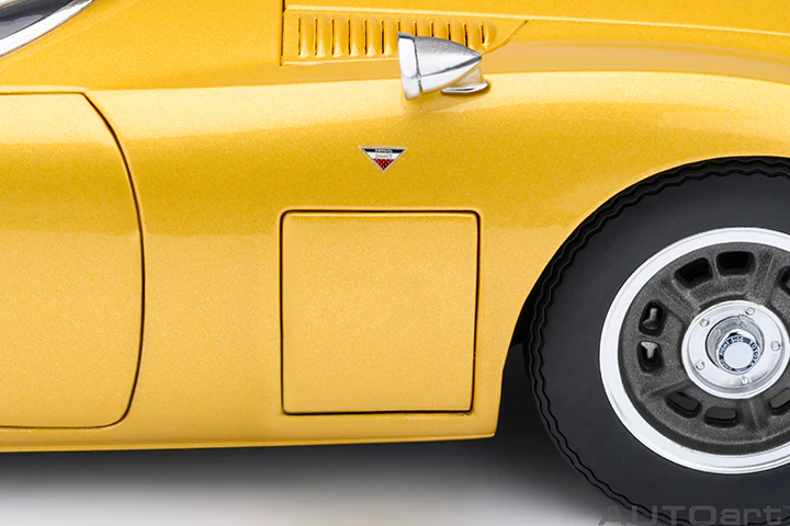 AUTOart 1967 Toyota 2000GT (Upgraded Version) Gold 1:18 - Image 17
