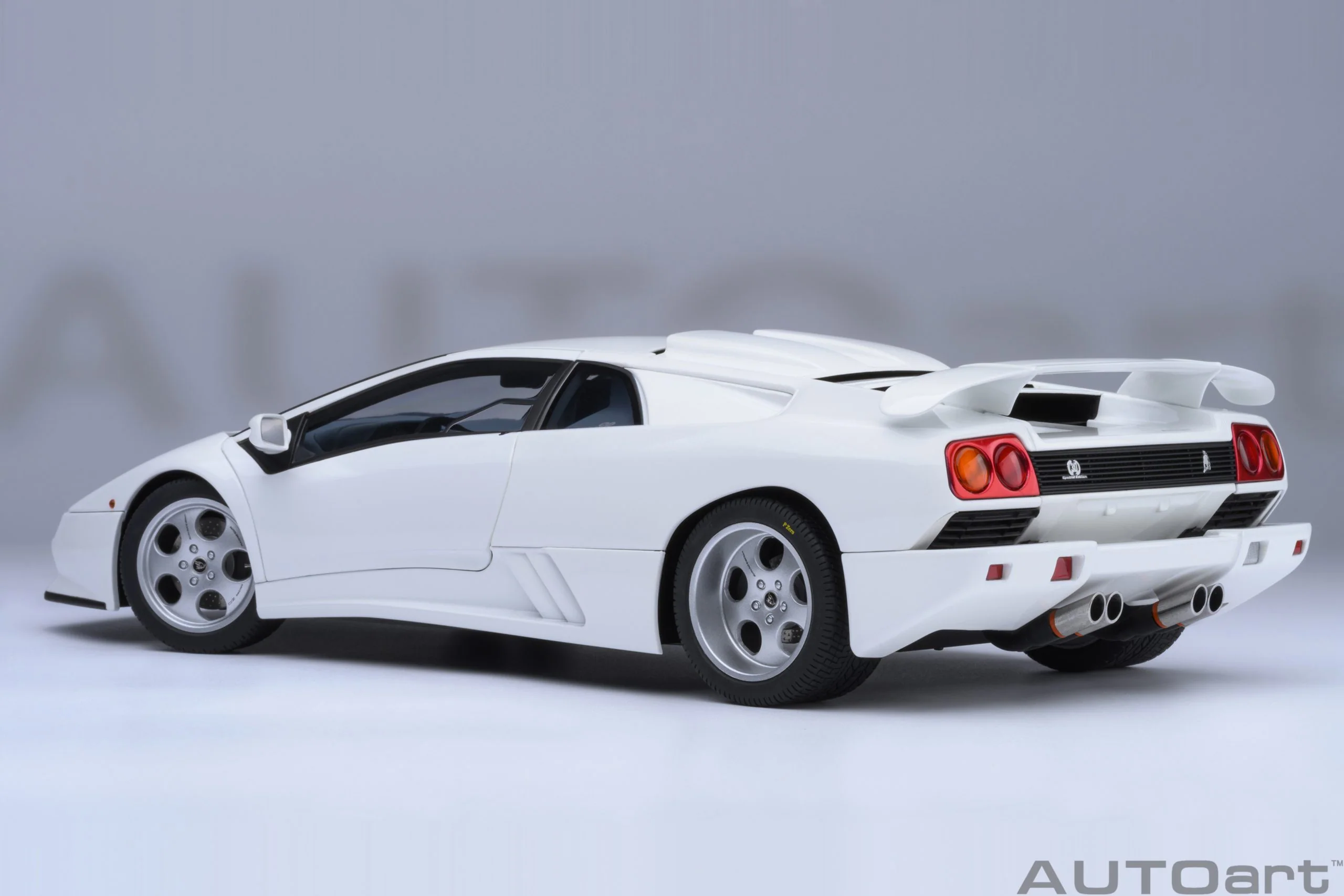 AUTOart 1995 Lamborghini Diablo SE30 Jota Impact White 1:18 - Image 2