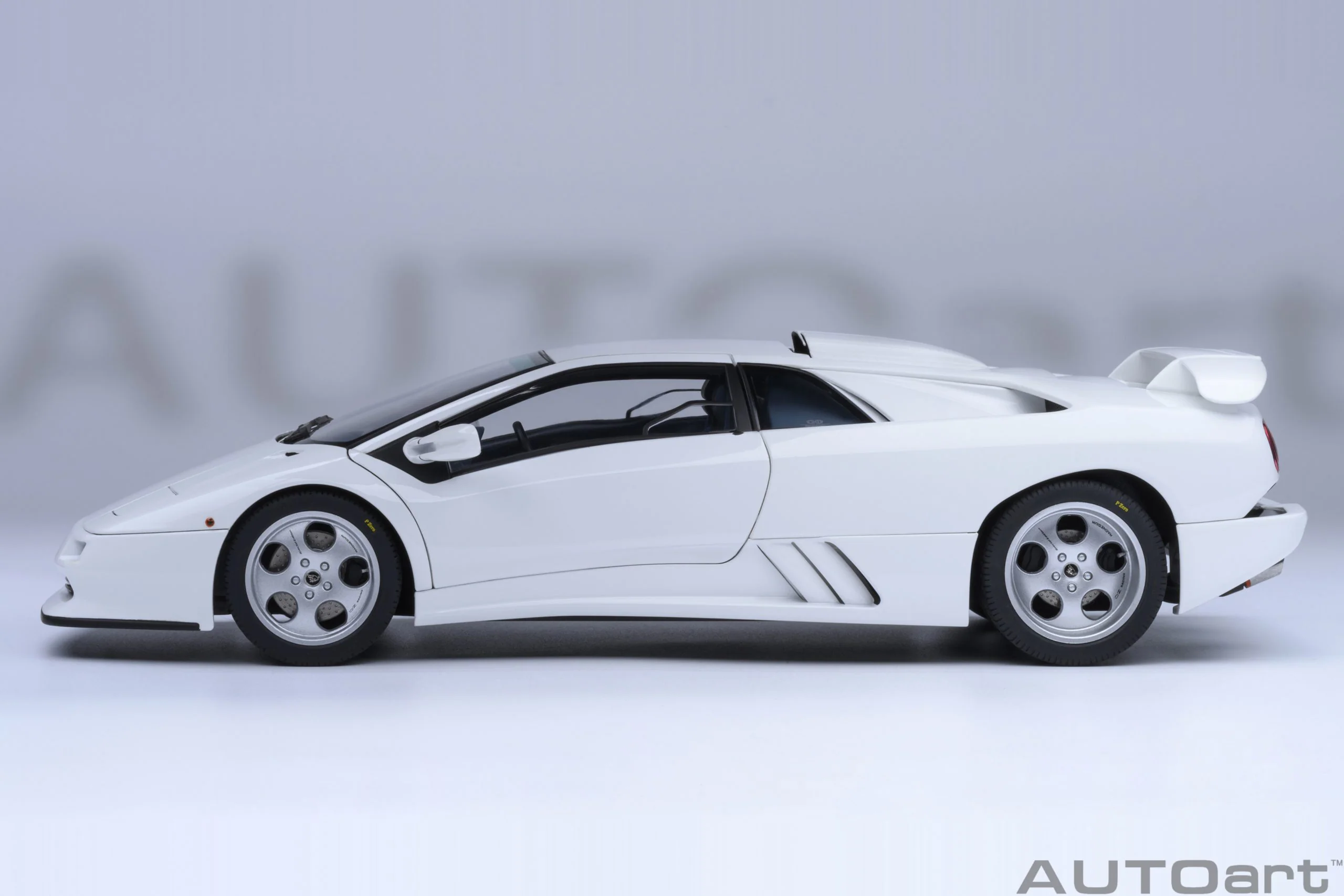 AUTOart 1995 Lamborghini Diablo SE30 Jota Impact White 1:18 - Image 3