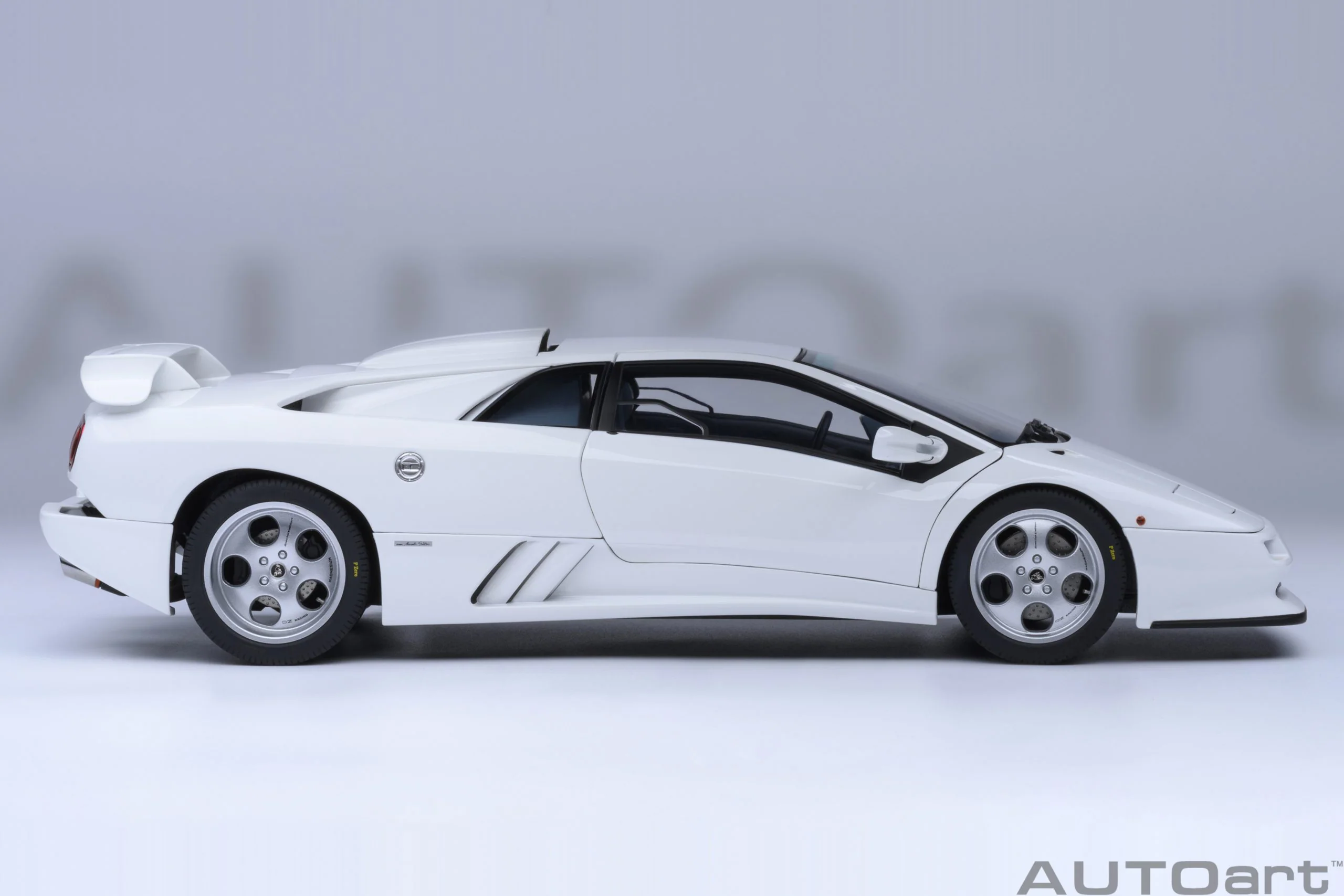 AUTOart 1995 Lamborghini Diablo SE30 Jota Impact White 1:18 - Image 4