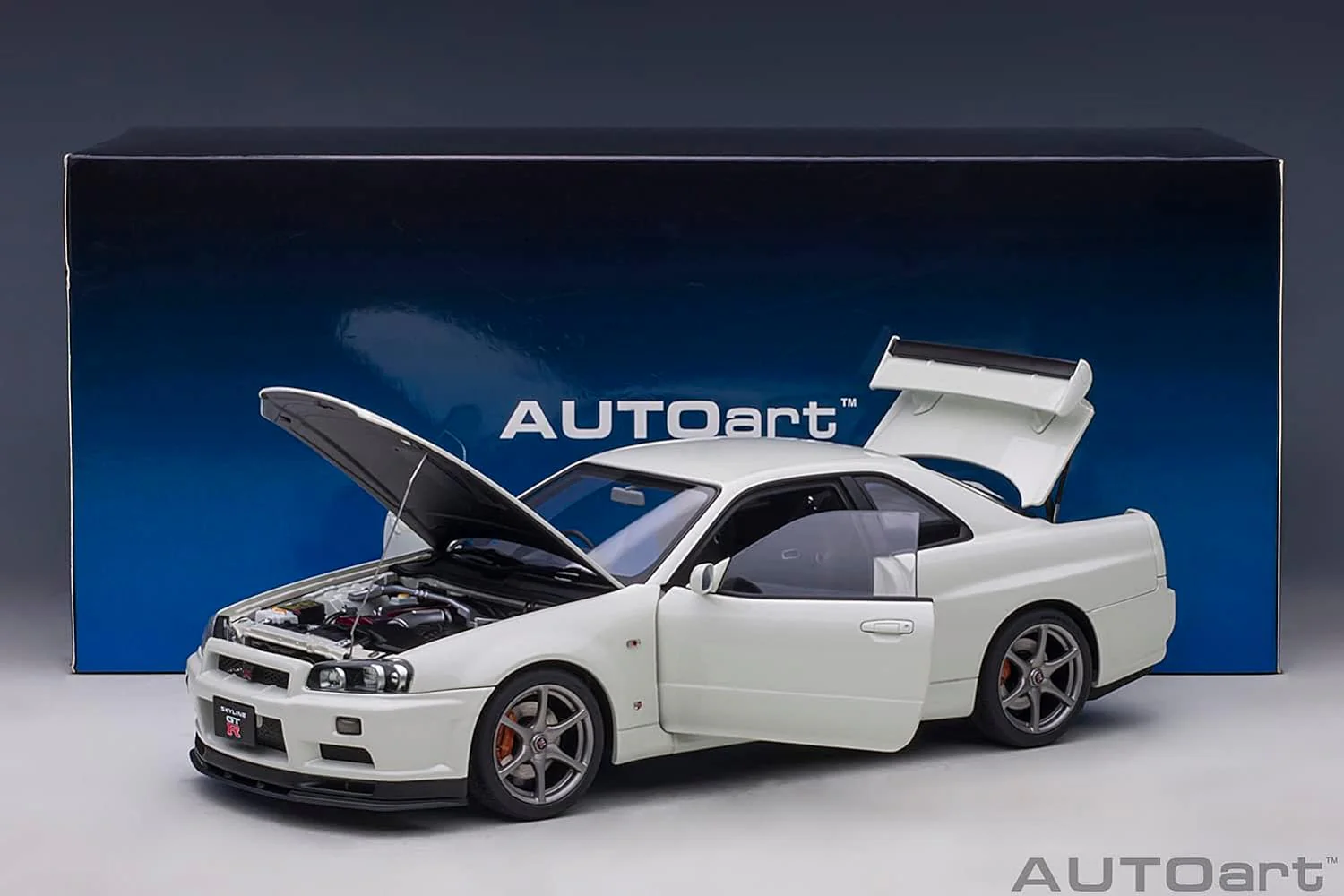 AUTOart 2001 Nissan Skyline GT-R (R34) V-Spec II White Pearl 1:18 - Image 10