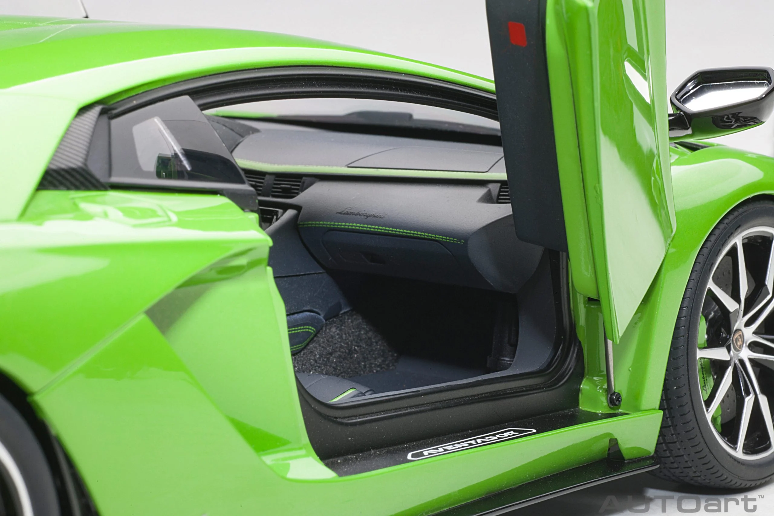 AUTOart 2017 Lamborghini Aventador S Verde Mantis (Pearl Green) 1:18 - Image 10