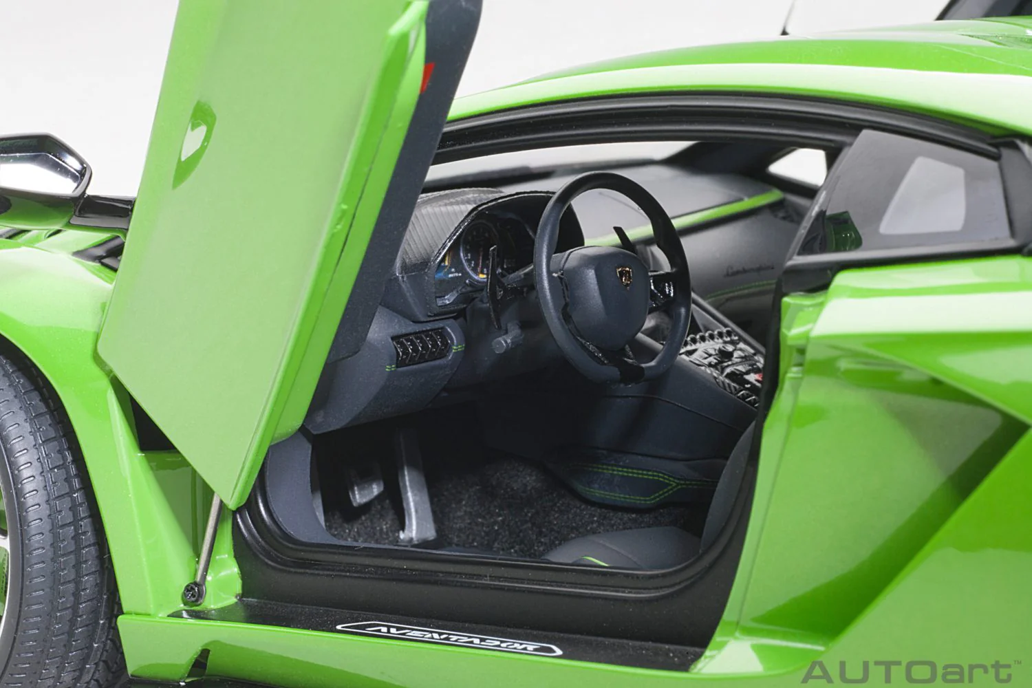 AUTOart 2017 Lamborghini Aventador S Verde Mantis (Pearl Green) 1:18 - Image 9