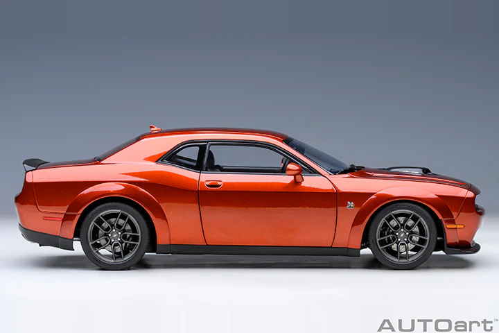 AUTOart 2022 Dodge Challenger R/T Scat Pack Widebody Sinamon Stick 1:18 - Image 4