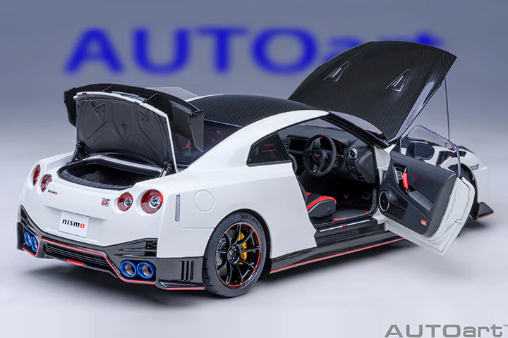 AUTOart 2022 Nissan Skyline GT-R (R35) Nismo Special Edition Brilliant White Pearl 1:18 - Image 17
