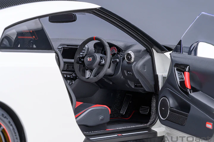 AUTOart 2022 Nissan Skyline GT-R (R35) Nismo Special Edition Brilliant White Pearl 1:18 - Image 30