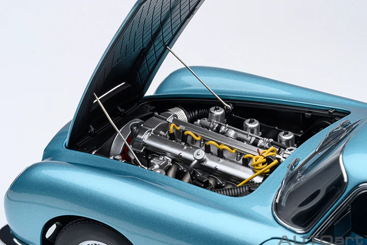 AUTOart Aston Martin DB5 Caribbean Pearl Blue 1:18 - Image 11