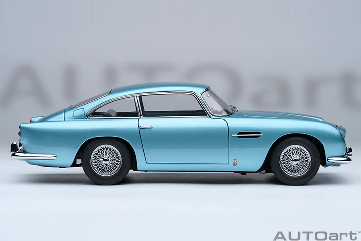 AUTOart Aston Martin DB5 Caribbean Pearl Blue 1:18 - Image 4