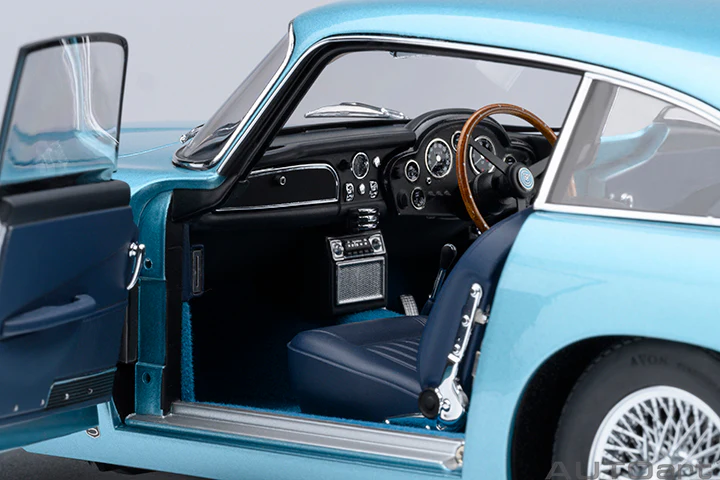 AUTOart Aston Martin DB5 Caribbean Pearl Blue 1:18 - Image 9