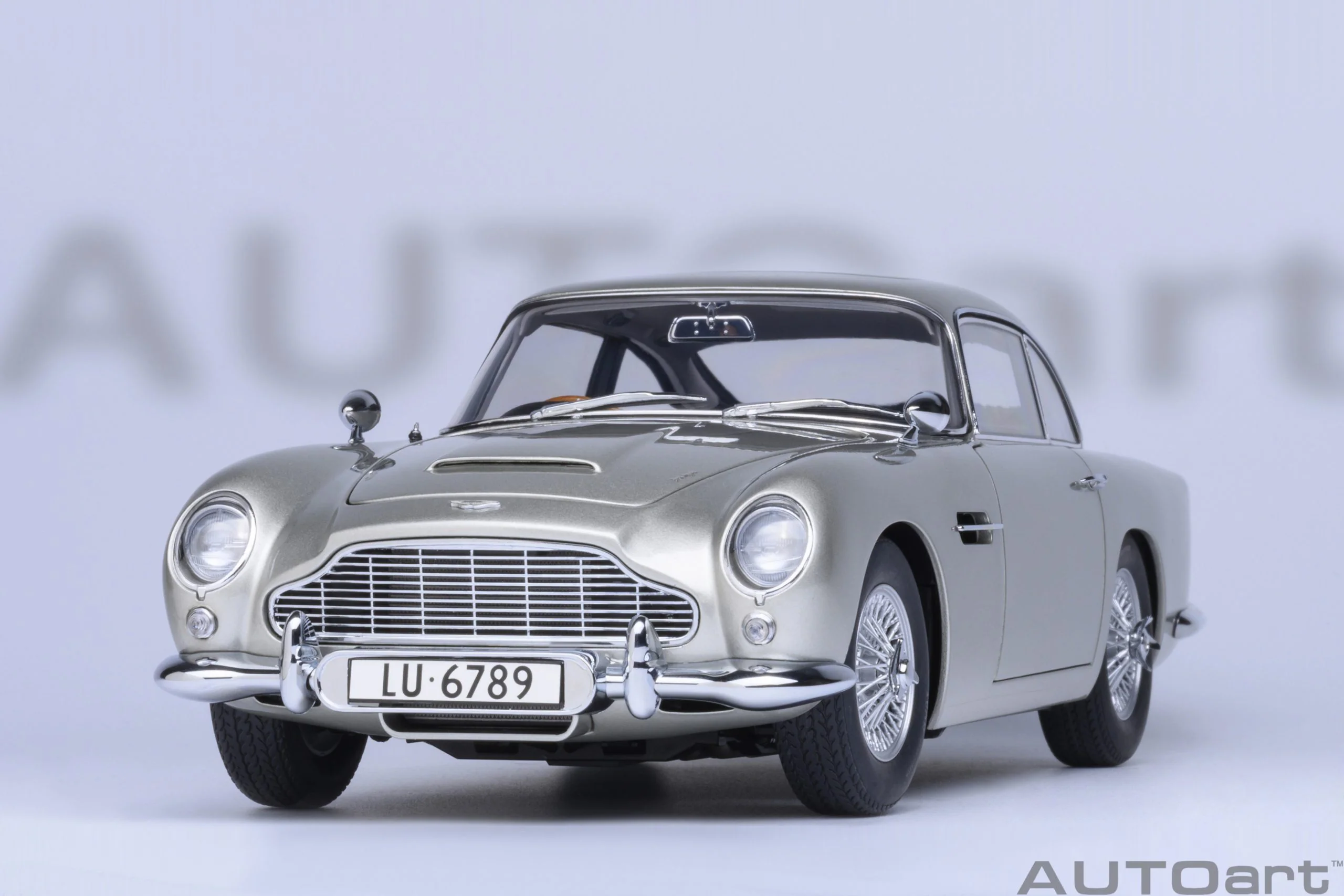 AUTOart Aston Martin DB5 Silver 007 Goldfinger Version w/ Weapons 1:18 - Image 16