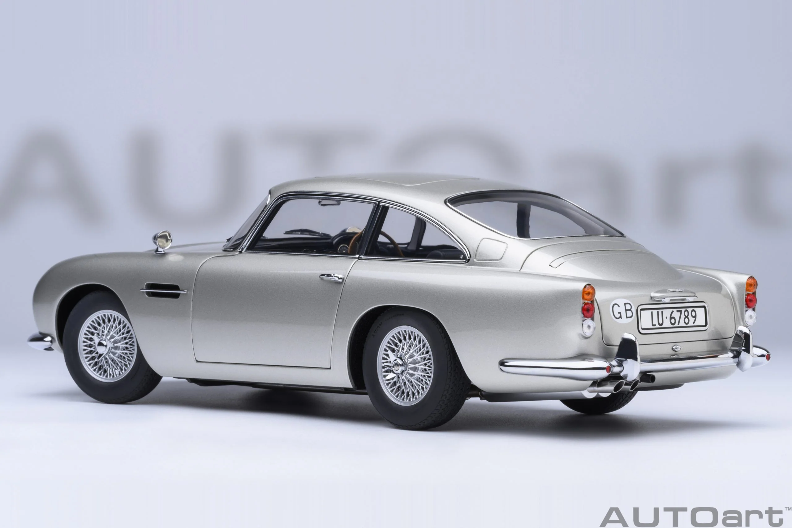 AUTOart Aston Martin DB5 Silver 007 Goldfinger Version w/ Weapons 1:18 - Image 2