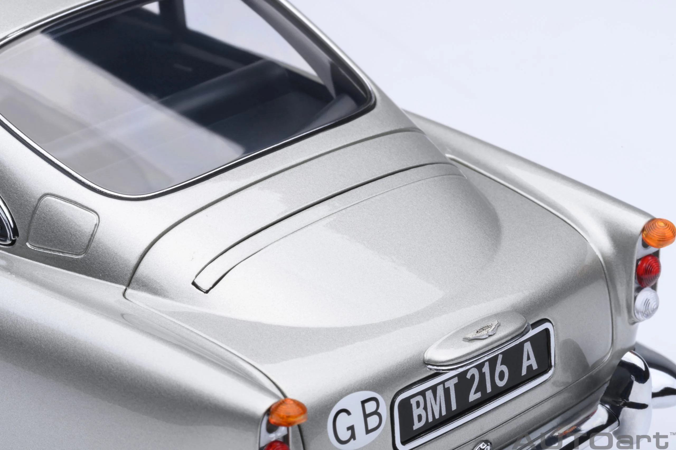 AUTOart Aston Martin DB5 Silver 007 Goldfinger Version w/ Weapons 1:18 - Image 32