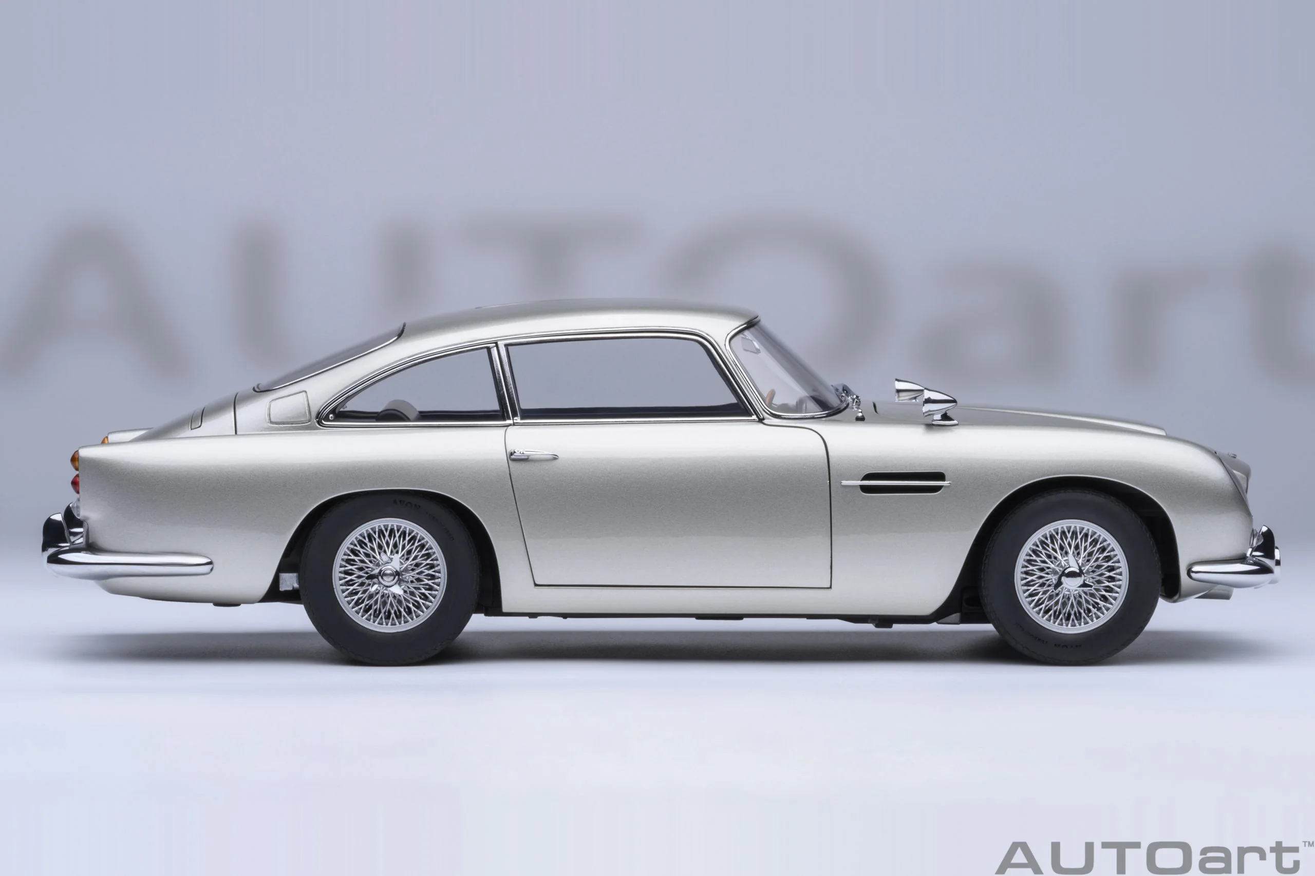 AUTOart Aston Martin DB5 Silver 007 Goldfinger Version w/ Weapons 1:18 - Image 4