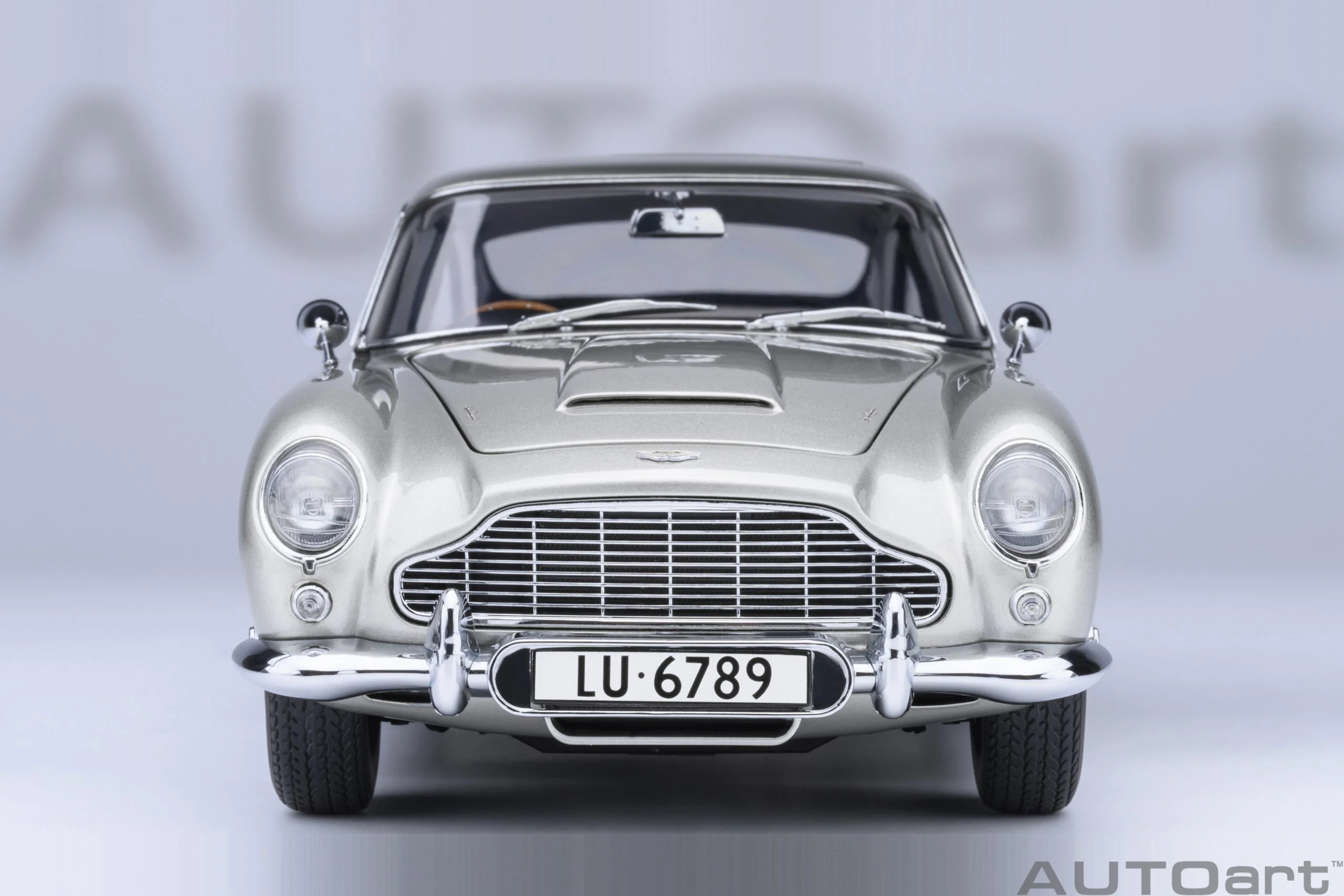 AUTOart Aston Martin DB5 Silver 007 Goldfinger Version w/ Weapons 1:18 - Image 5