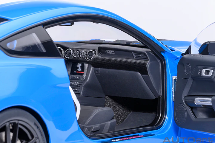 AUTOart Ford Shelby Mustang GT500 Grabber Blue 1:18 - Image 10