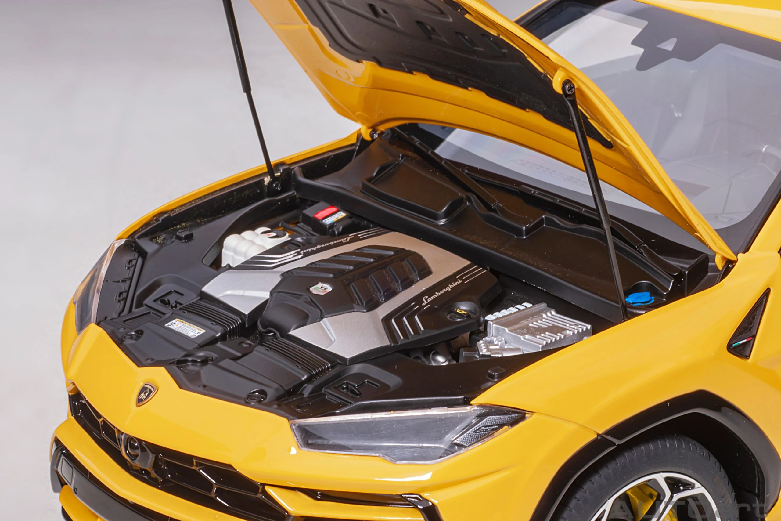 AUTOart Lamborghini Urus Giallo Auge (Yellow) 1:18 - Image 11