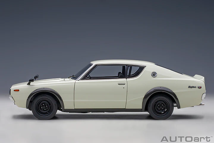 AUTOart Nissan Skyline 2000 GT-R (KPGC110) Standard Version White 1:18 - Image 3