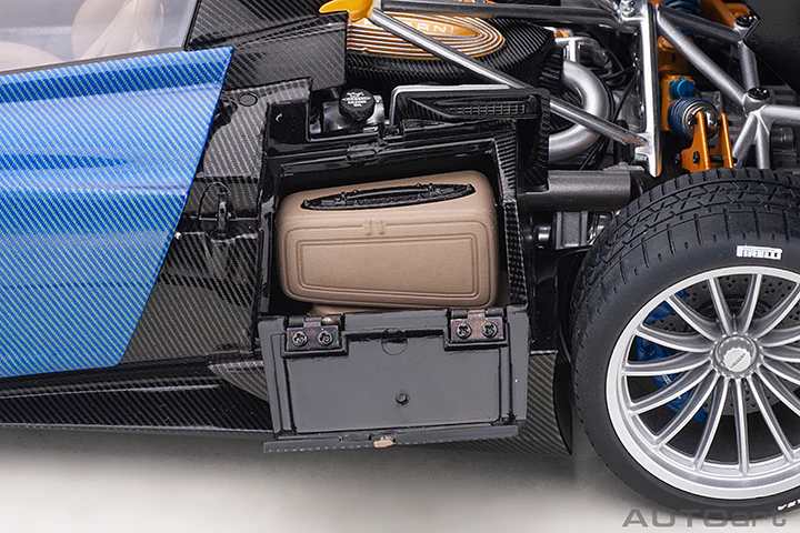 AUTOart Pagani Huayra Roadster Tricolor Blue Carbon Fiber (Full Body) 1:18 - Image 16