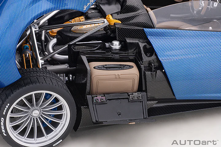 AUTOart Pagani Huayra Roadster Tricolor Blue Carbon Fiber (Full Body) 1:18 - Image 18
