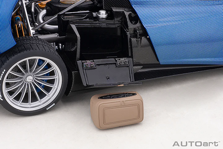 AUTOart Pagani Huayra Roadster Tricolor Blue Carbon Fiber (Full Body) 1:18 - Image 19