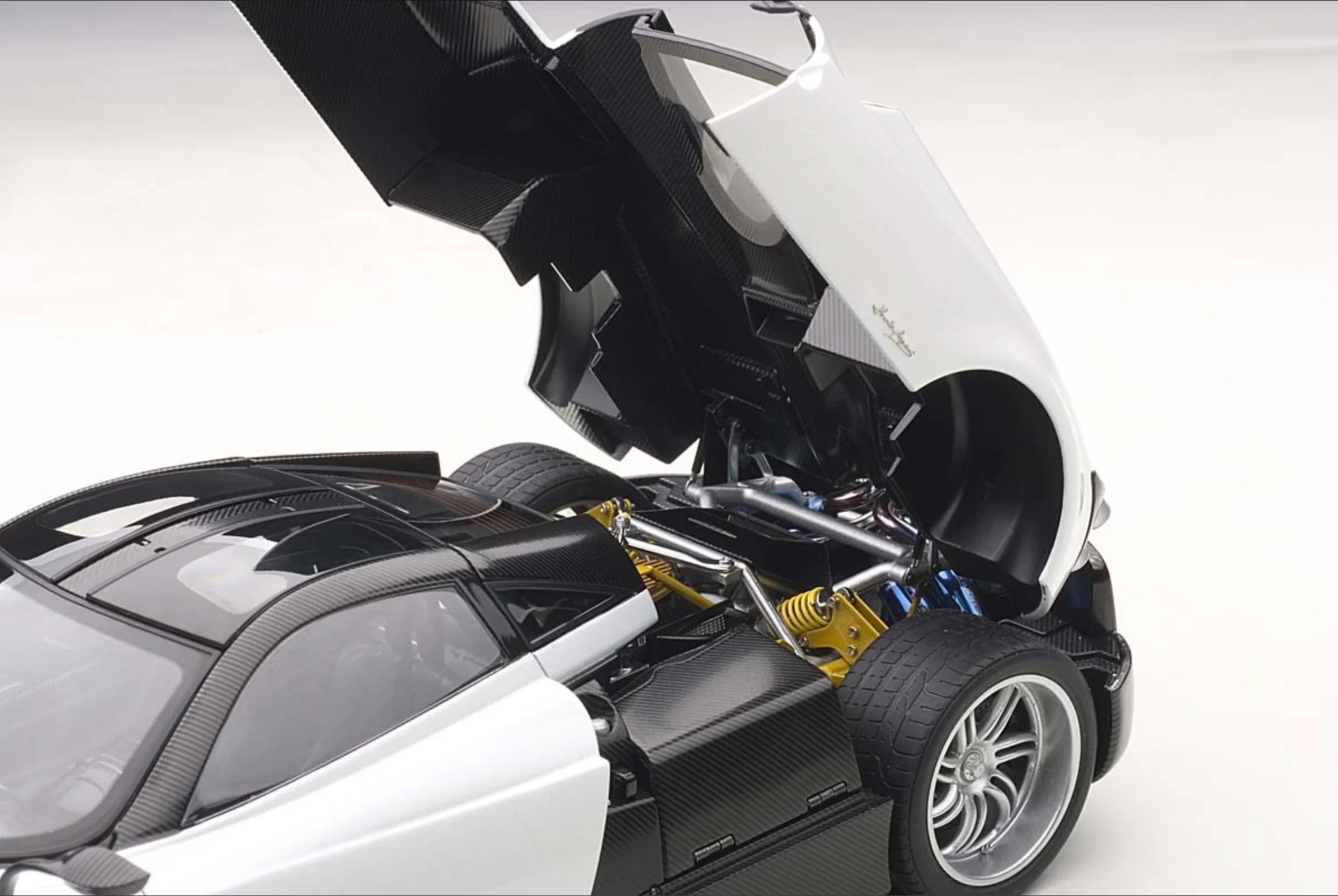 AUTOart Pagani Huayra White AUTOart Signature DIECAST 1:18 - Image 3