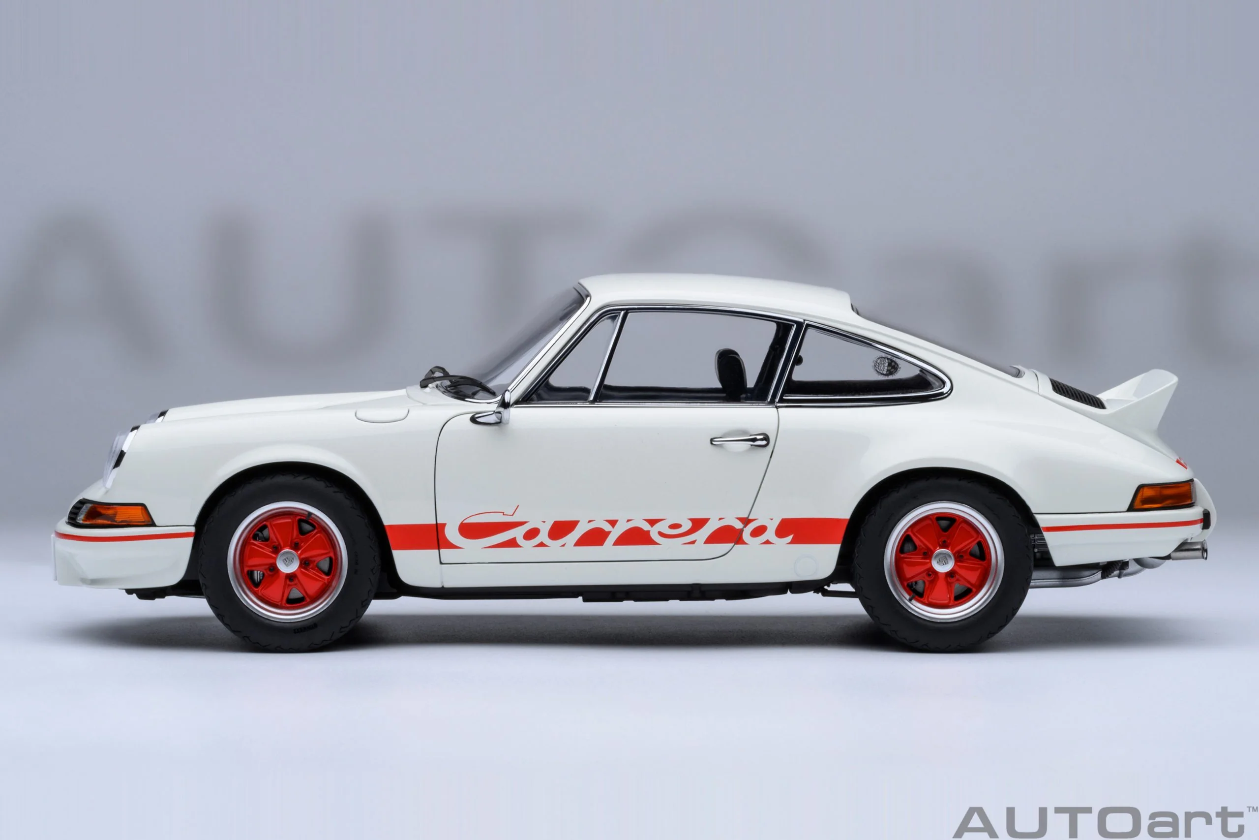 AUTOart Porsche 911 Carrera 2.7 RS Grand Prix White w/ Red "The Circuit Wolf" 1:18 - Image 3