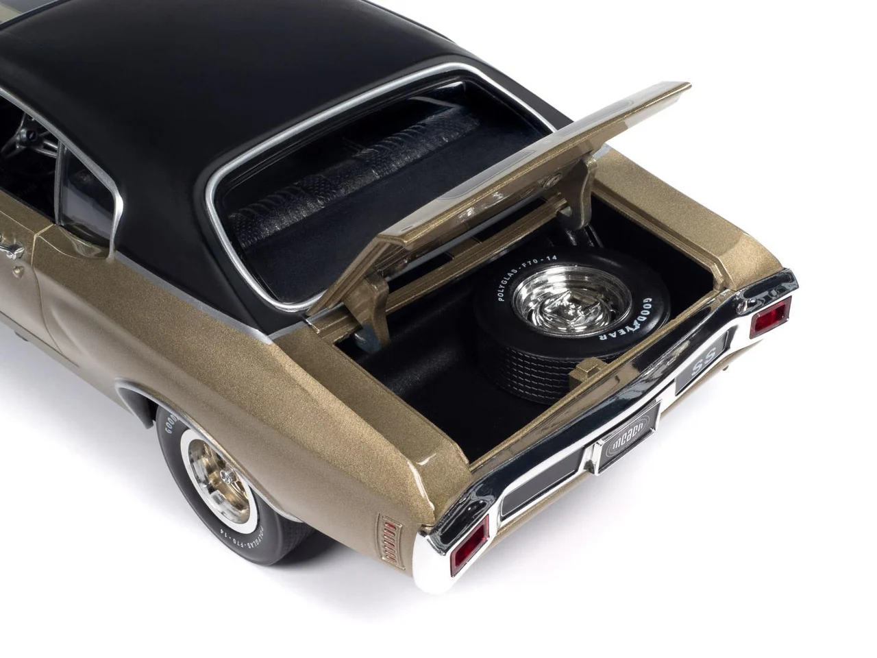 Autoworld 1970 Chevy Chevelle SS MCACN Coupe Centennial Gold 1:18 - Image 5