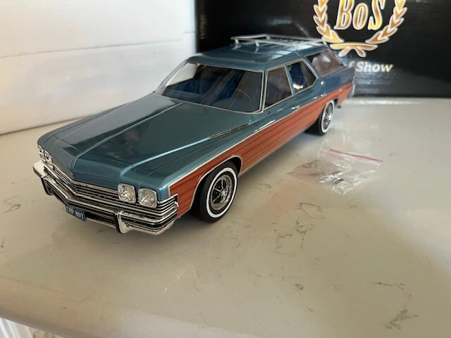 BoS-Models 1974 Buick Estate Wagon Station Wagon Blue w/ Wood Grain 1:18 - Image 2