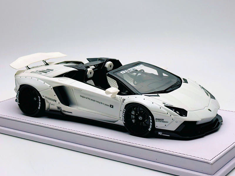 GL Model Lamborghini Aventador Roadster SVJ White w/ Black Wheels 1:18 WITH DISPLAY - Image 3