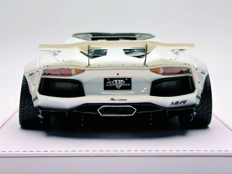 GL Model Lamborghini Aventador Roadster SVJ White w/ Black Wheels 1:18 WITH DISPLAY - Image 4