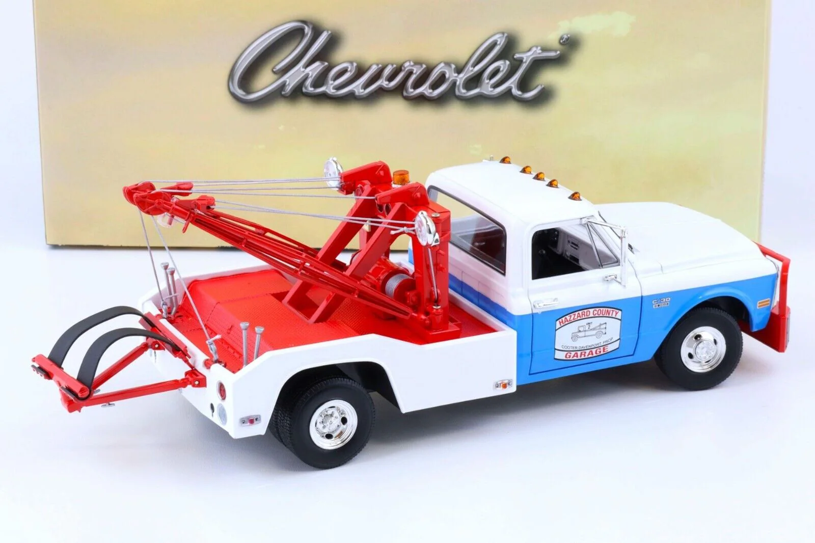 Greenlight 1969 Chevrolet C-30 Dually Wrecker Hazard County Garage White 1:18 - Image 6