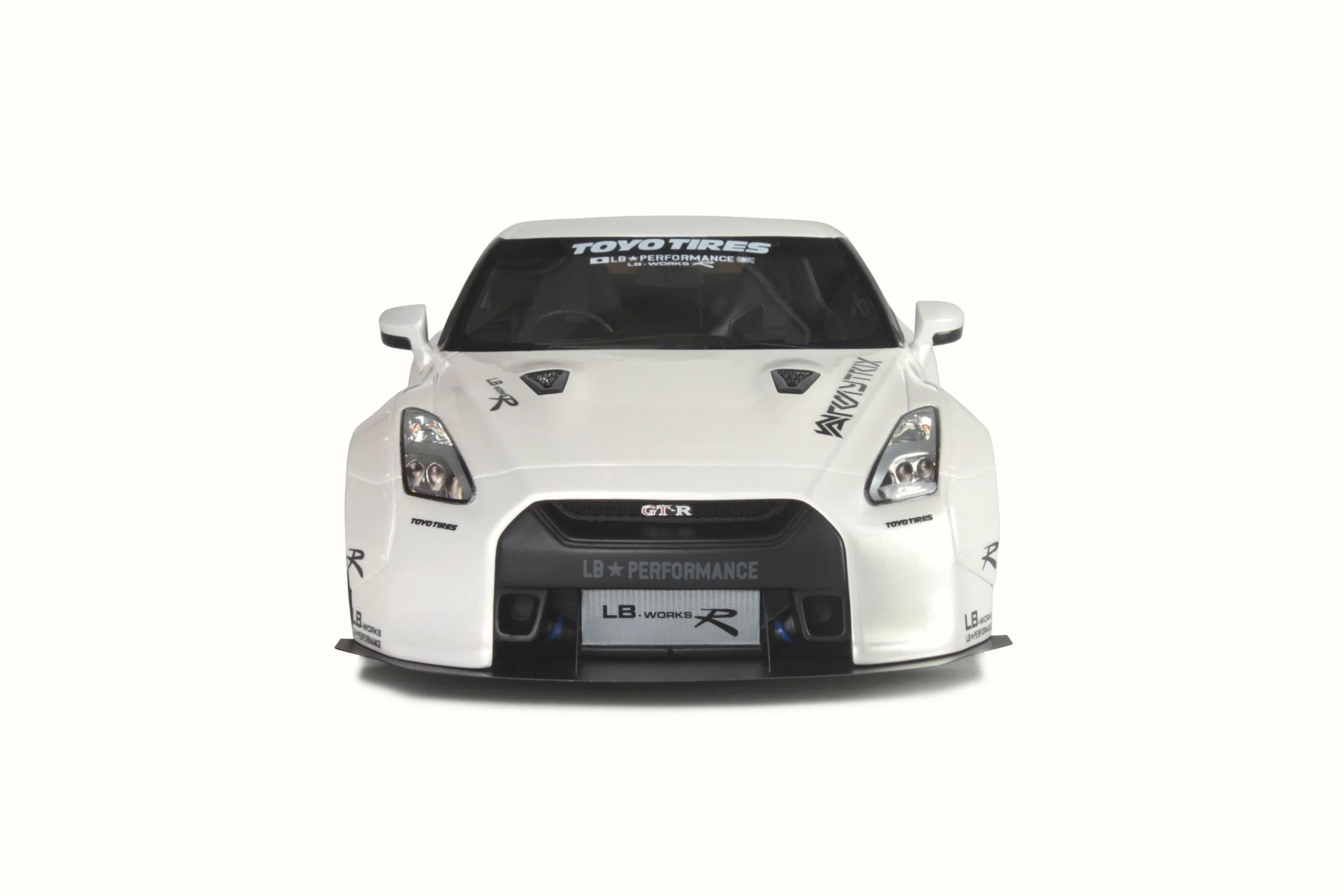 GT Spirit 2016 Nissan Skyline GT-R (R35) LB Performance White 1:18 - Image 4