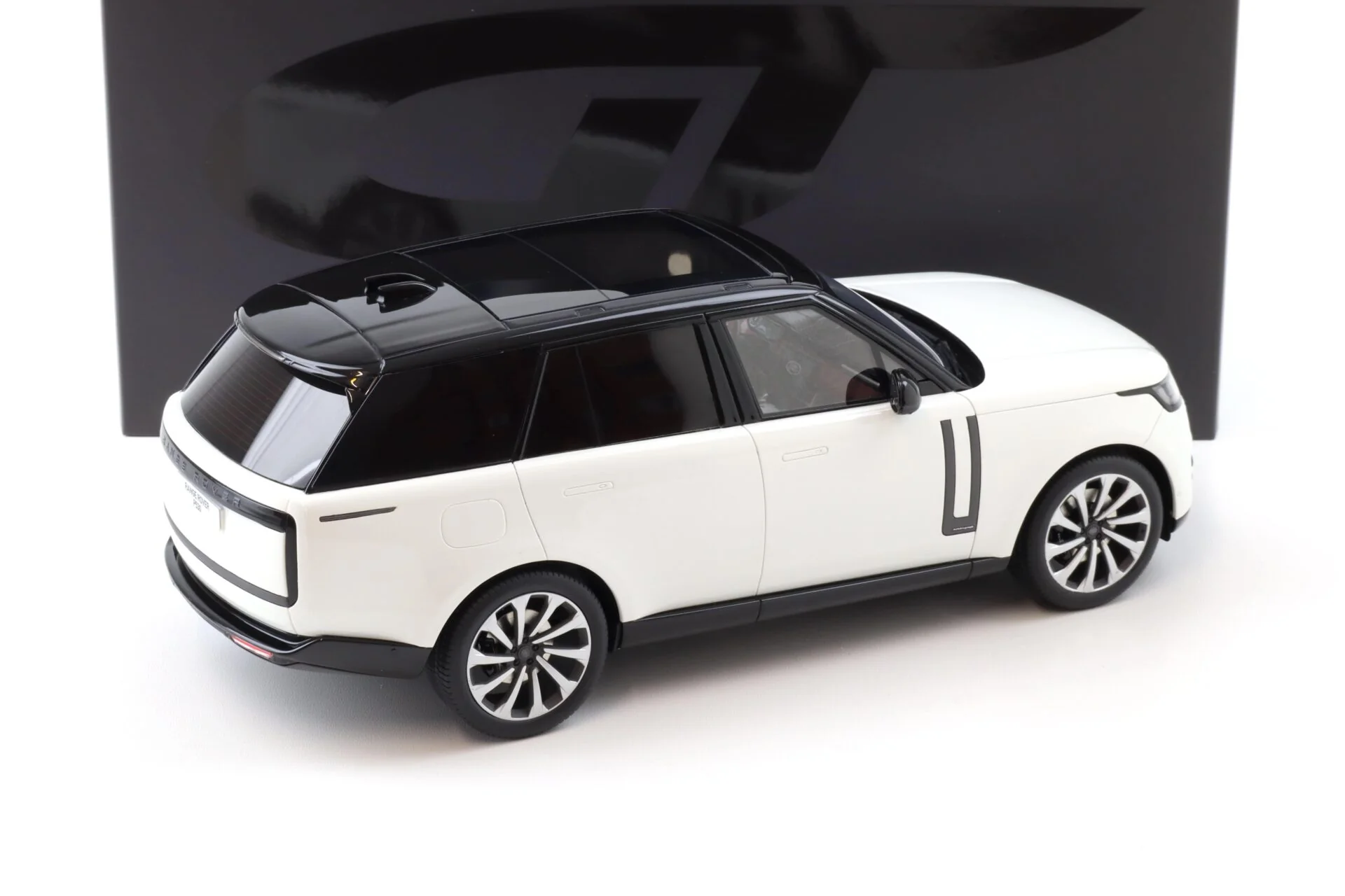 GT Spirit 2024 Land Rover Range Rover P530 Autobiography White 1:18 - Image 3