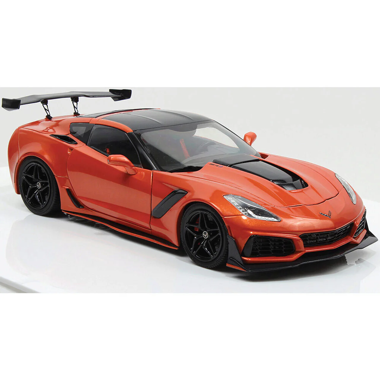 Ixo 2019 Chevy Corvette ZR1 Sebring Orange Tintcoat 1:18 - Image 5