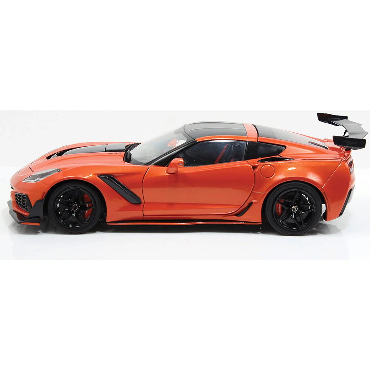 Ixo 2019 Chevy Corvette ZR1 Sebring Orange Tintcoat 1:18 - Image 9
