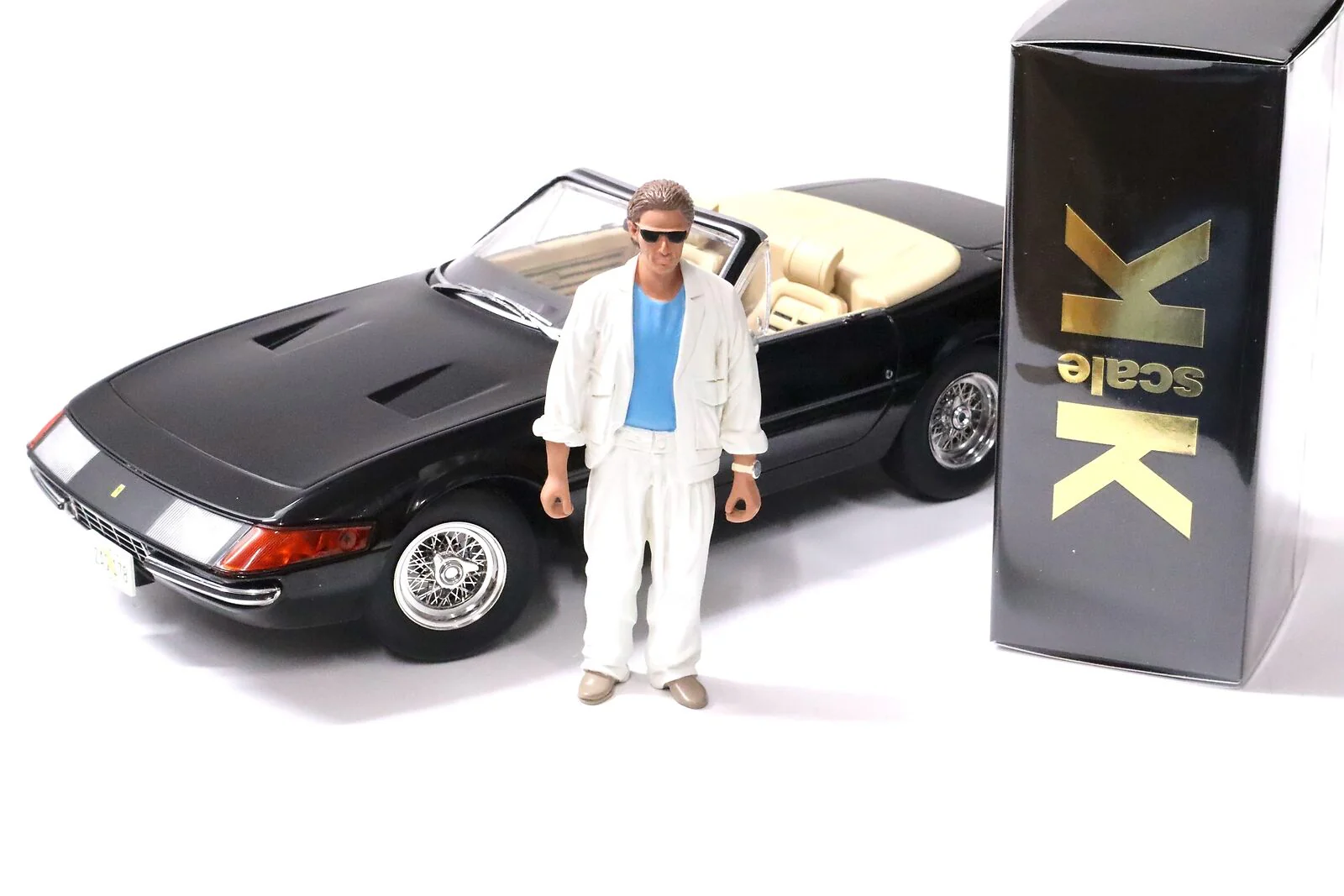 KK Scale - Figures - James Sonny Crockett Standing for Ferrari 1:18 - Image 3
