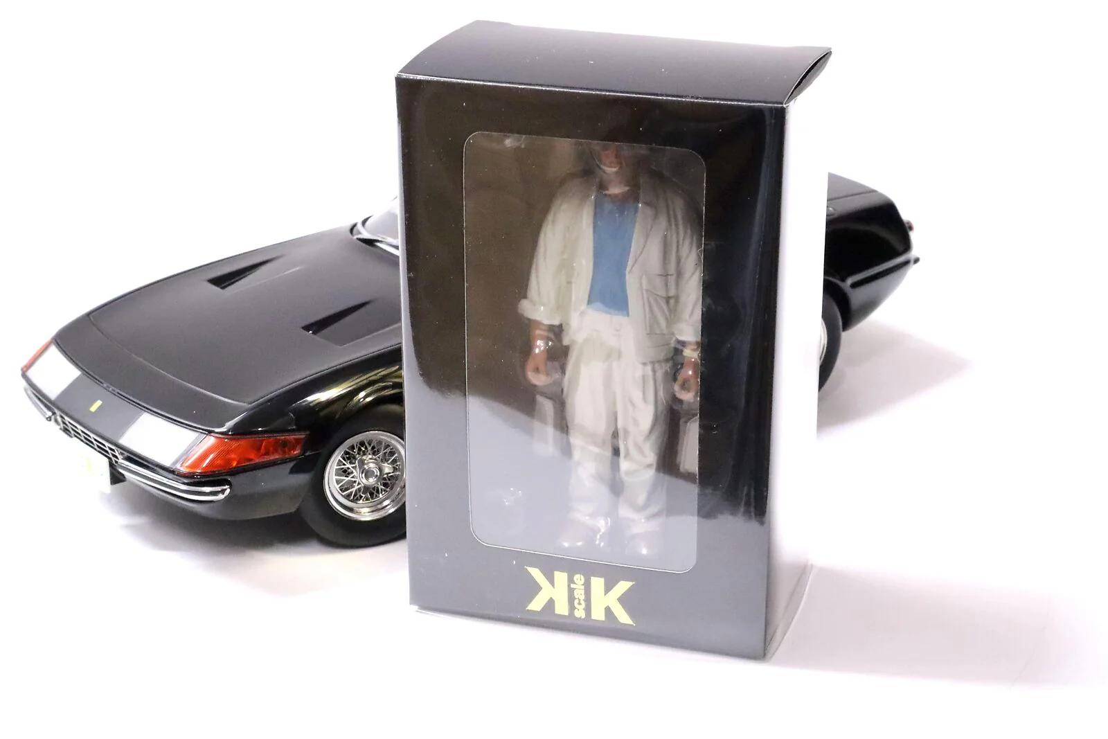 KK Scale - Figures - James Sonny Crockett Standing for Ferrari 1:18 - Image 4