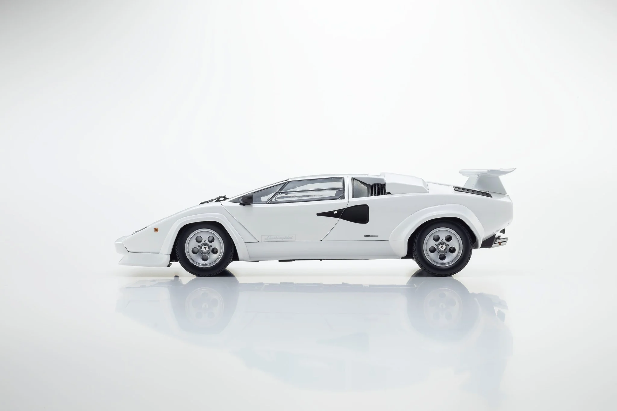 Kyosho Lamborghini Countach LP400 S White 1:18 - Image 6