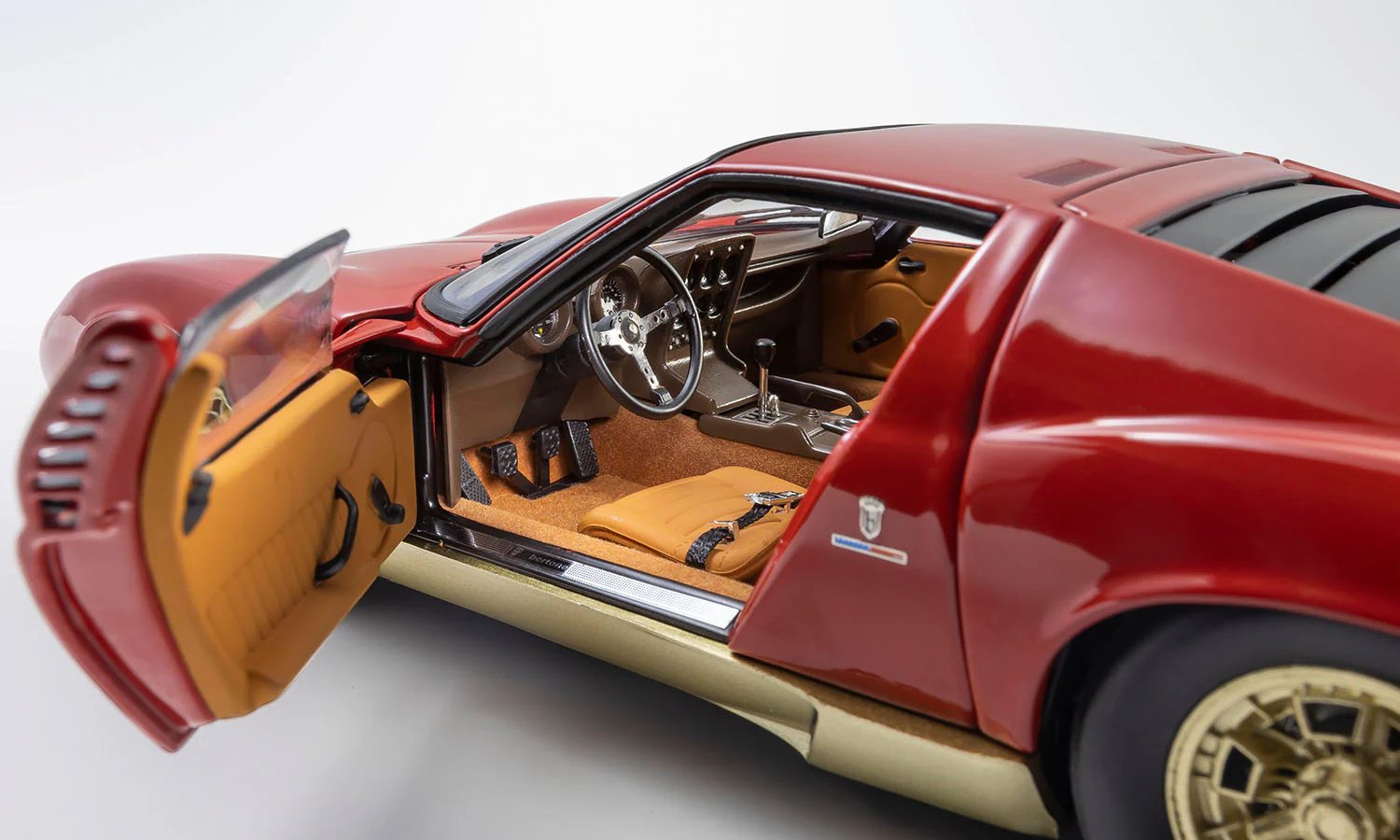 Kyosho Lamborghini Miura P400 Red and Gold 1:18 - Image 3
