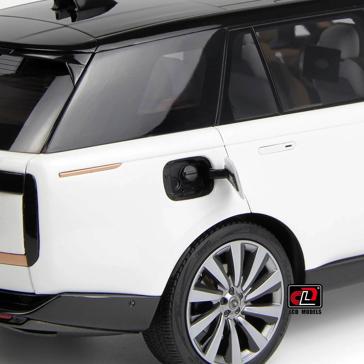 LCD 2022 Land Rover Range Rover SV Serenity White w/ Black Roof 1:18 - Image 15