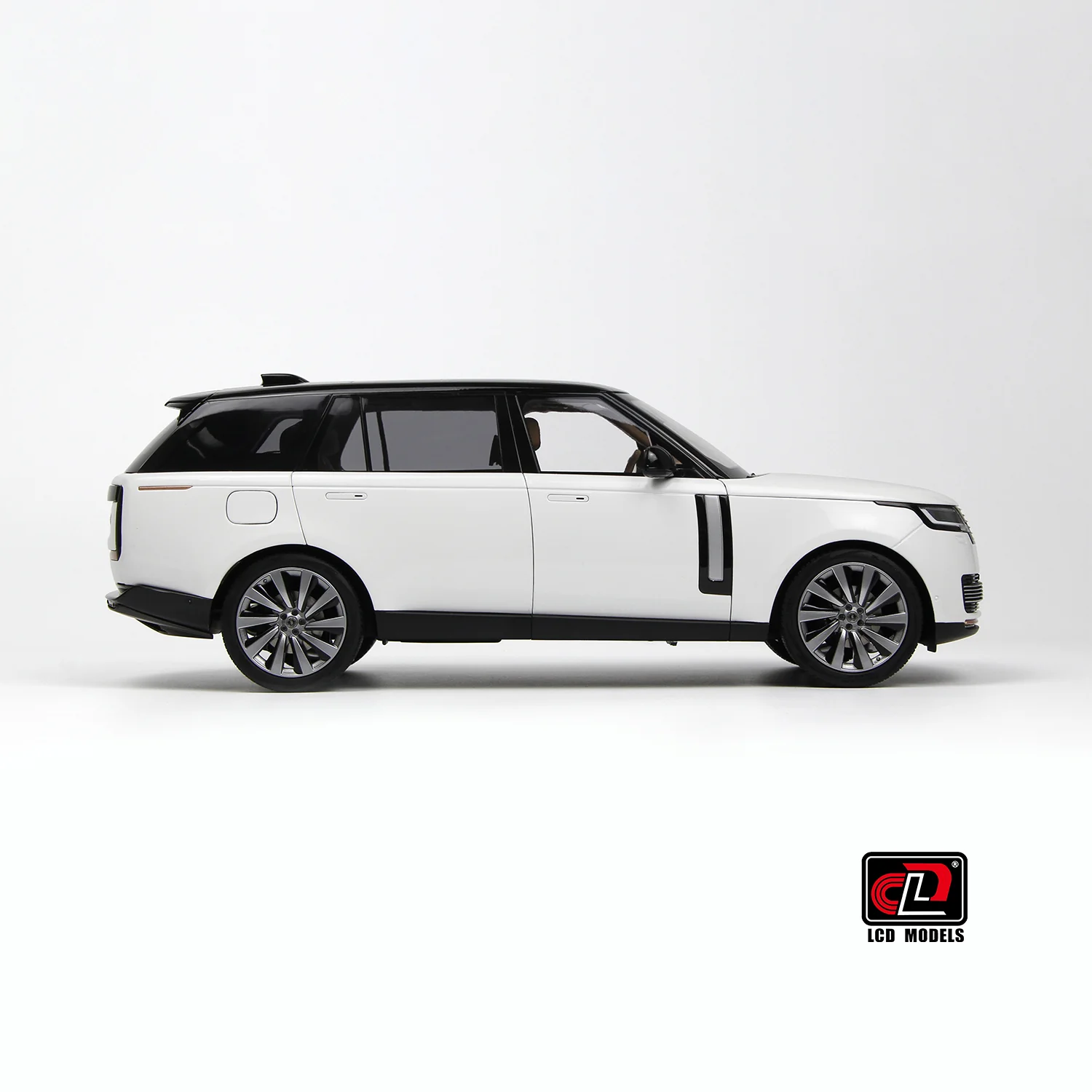 LCD 2022 Land Rover Range Rover SV Serenity White w/ Black Roof 1:18 - Image 5