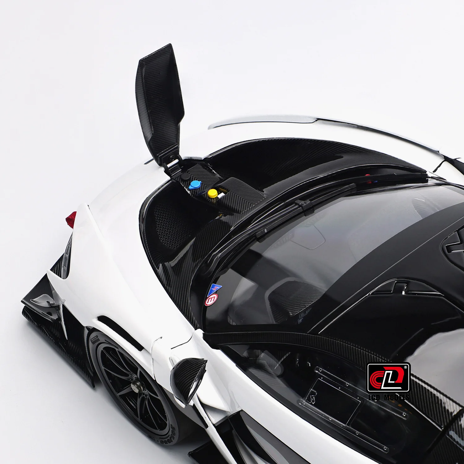 LCD Mclaren Senna GTR White 1:18 - Image 11