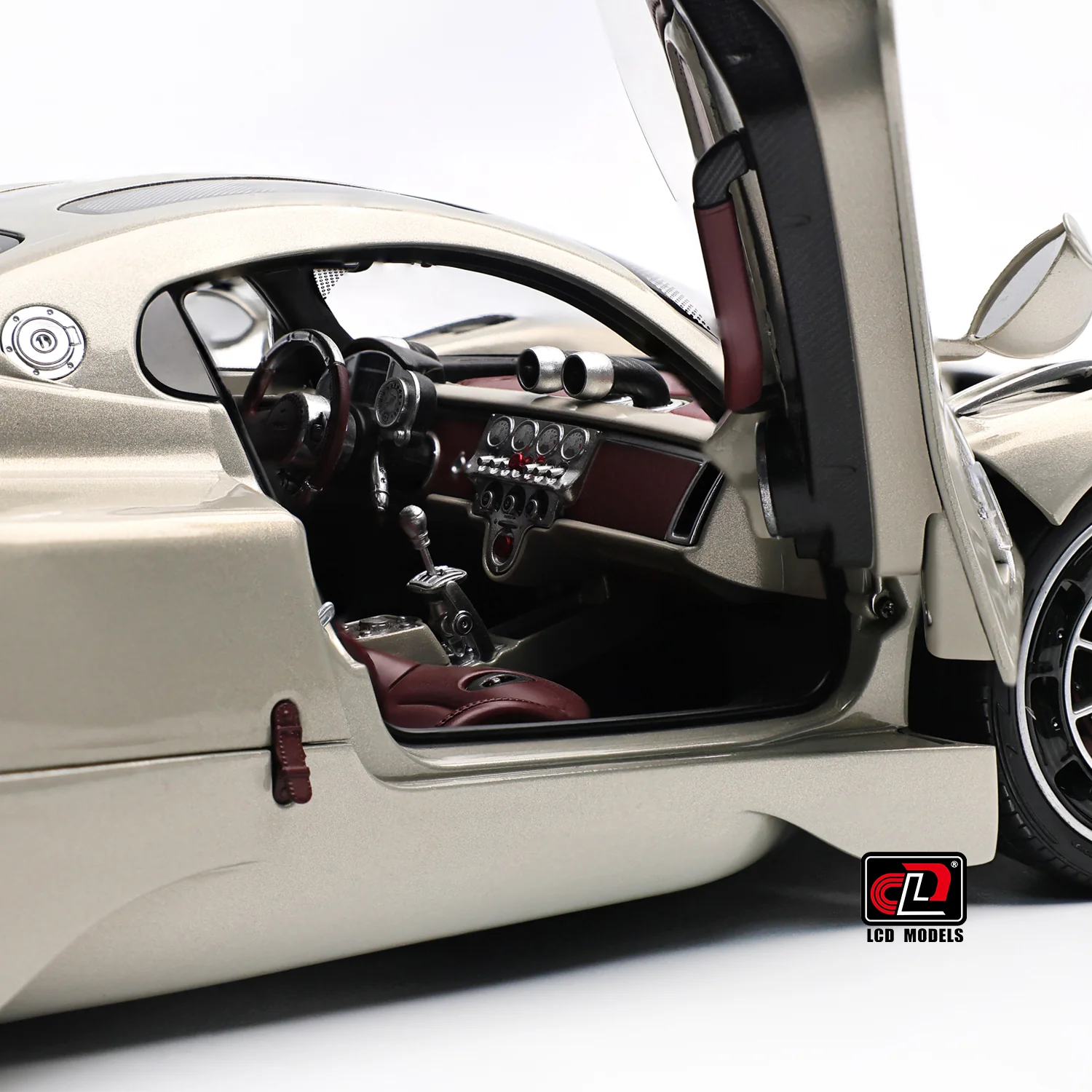 LCD Pagani Utopia Champagne Gold 1:18 - Image 21