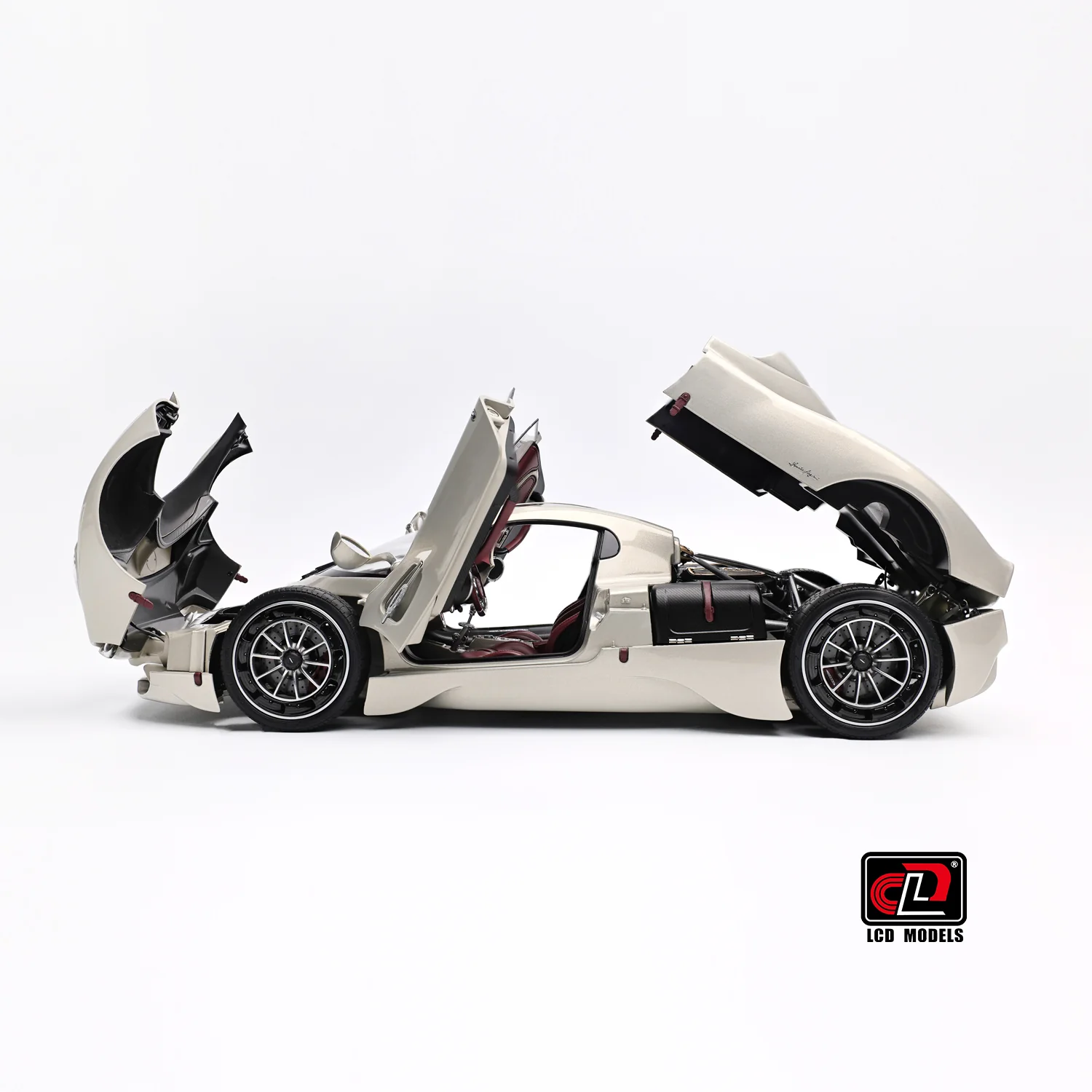 LCD Pagani Utopia Champagne Gold 1:18 - Image 3