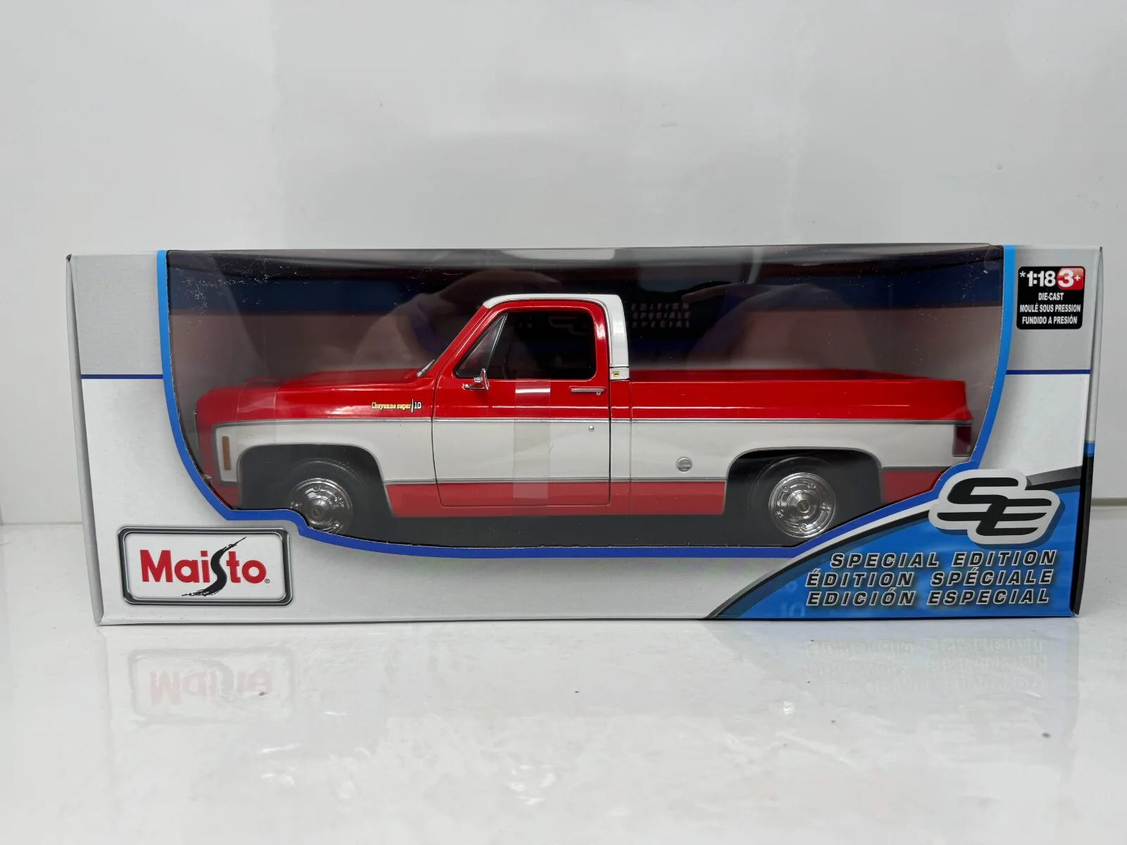 Maisto 1974 Chevrolet C-10 Pickup Truck Cheyenne Red and White 1:18 - Image 5