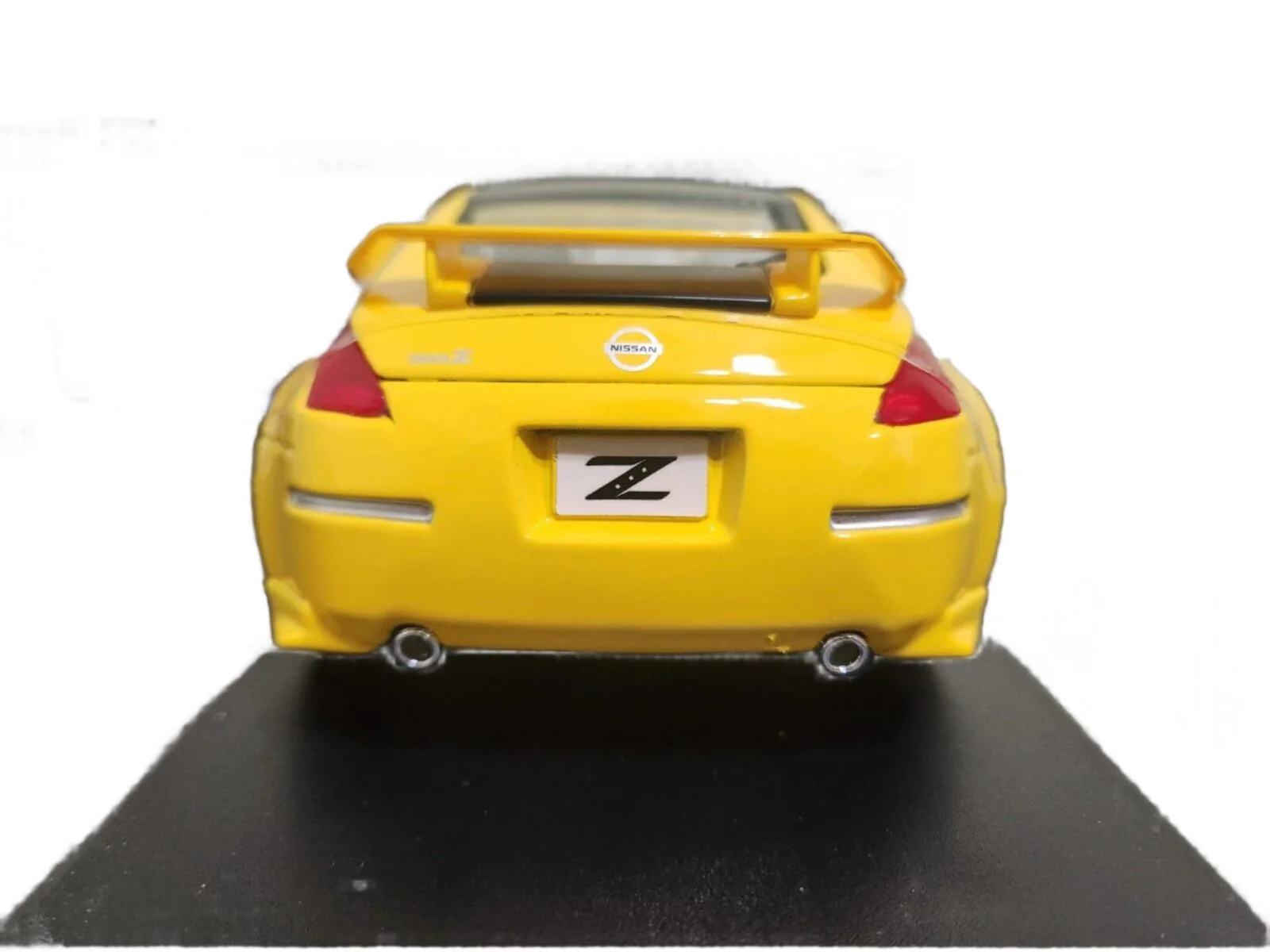 Maisto 2008 Nissan 350Z Nismo Custom w/ Carbon Fiber Hood & Roof Yellow 1:18 - Image 6