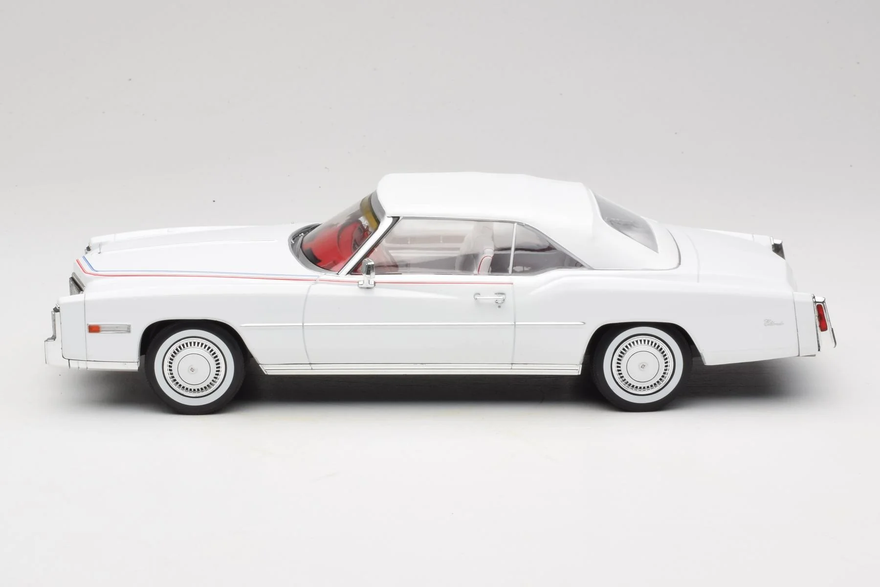 MCG 1976 Cadillac Eldorado Convertible White 1:18 - Image 4