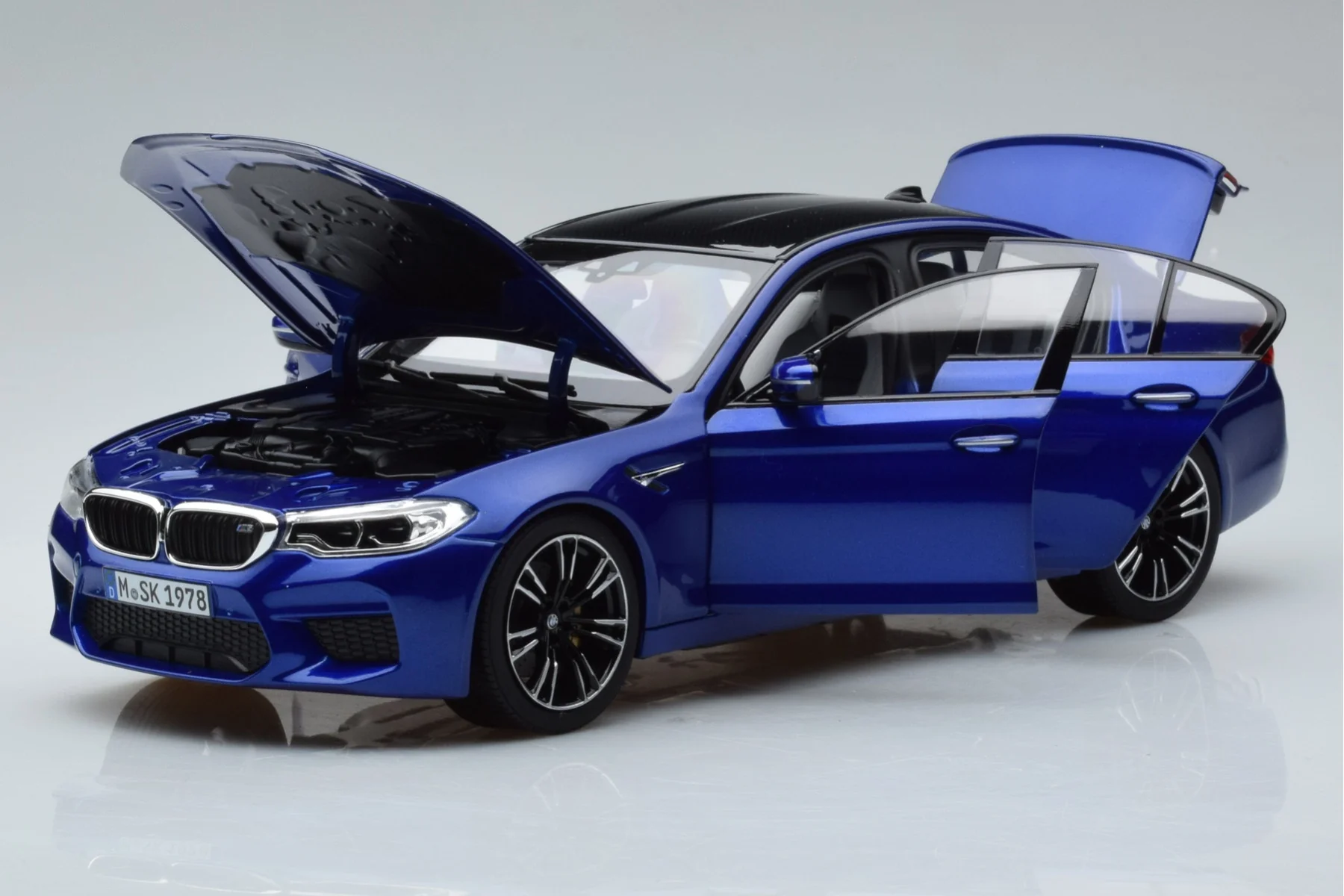 Minichamps 2018 BMW M5 (F90) Marina Bay Blue Metallic 1:18 DEALER EDITION - Image 2